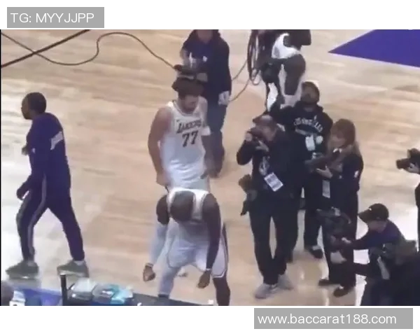 东子与老詹短信互动揭秘里夫斯自嘲投丢14个球太菜了