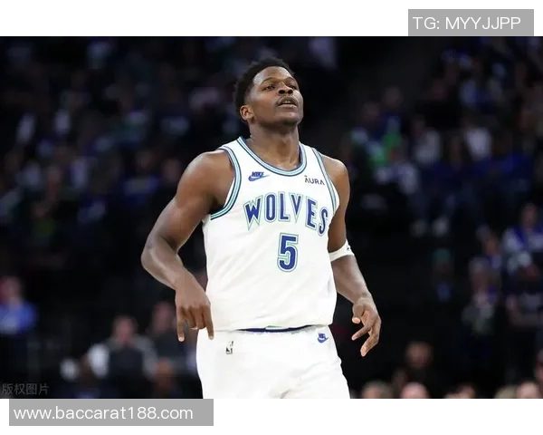 爱德华兹首节表现极端14分闪耀却伴随5次失误与1次技犯