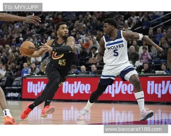 双枪状态低迷米切尔与加兰合力35投仅中14次贡献44分10助攻